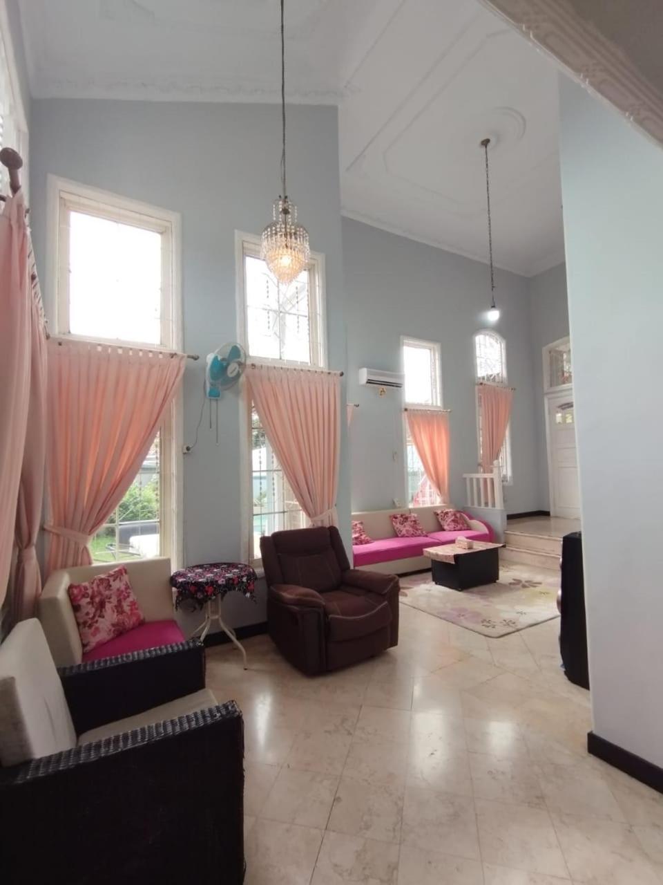 Vila Princess,Sentul 4Bedroom Dan Tenda Camping,Private Pool, Tenis Meja, Mini Billiard, Karaoke, Ayunan,Bbq, 08Satu3 80Satu6 4Satu5Satu Богор Екстер'єр фото